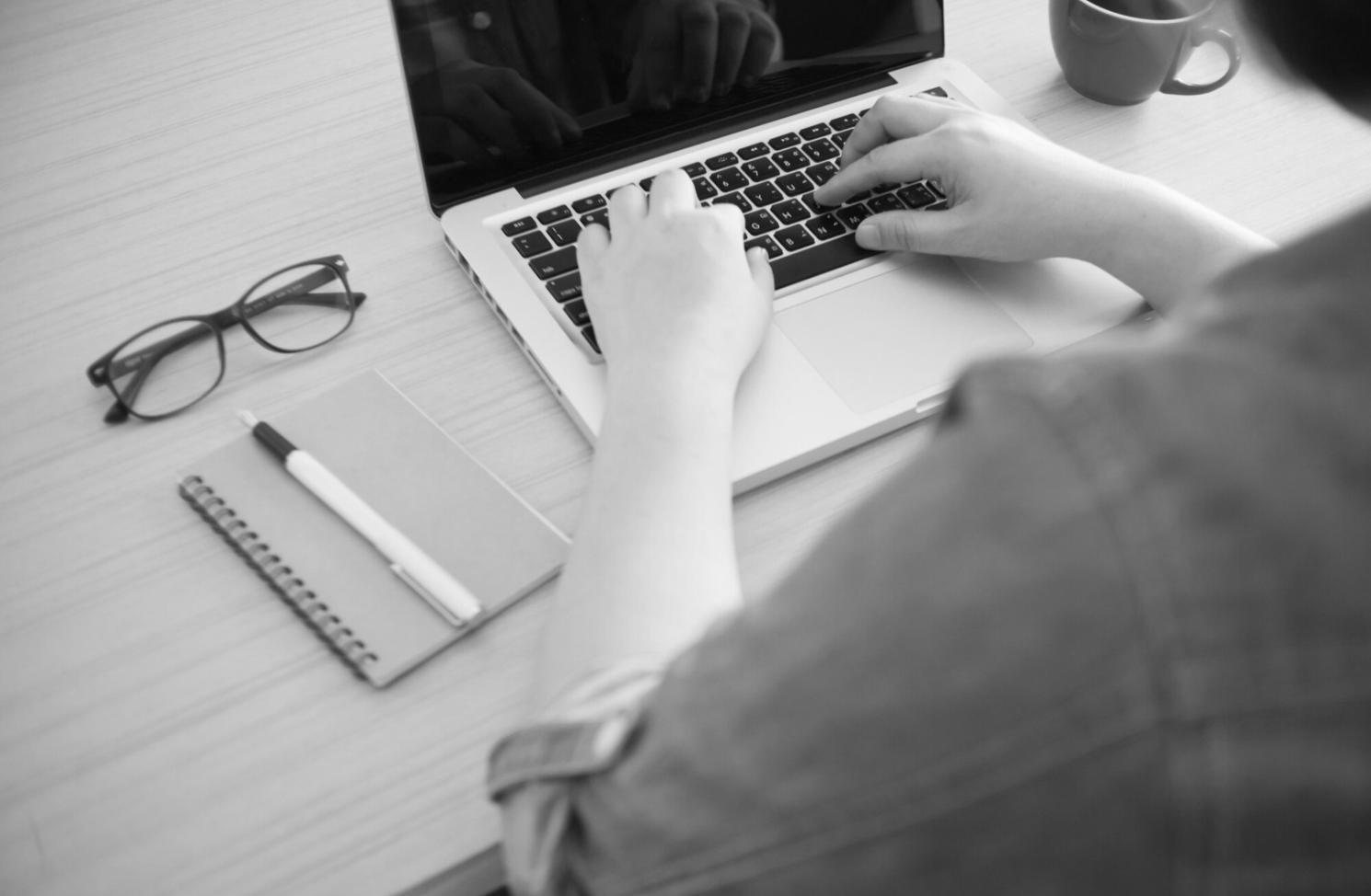 Teilnehmerin beim konzentrierten Lernen mit Finanzunterlagen